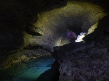 la splendide rivière souterraine de la grotte des chamois